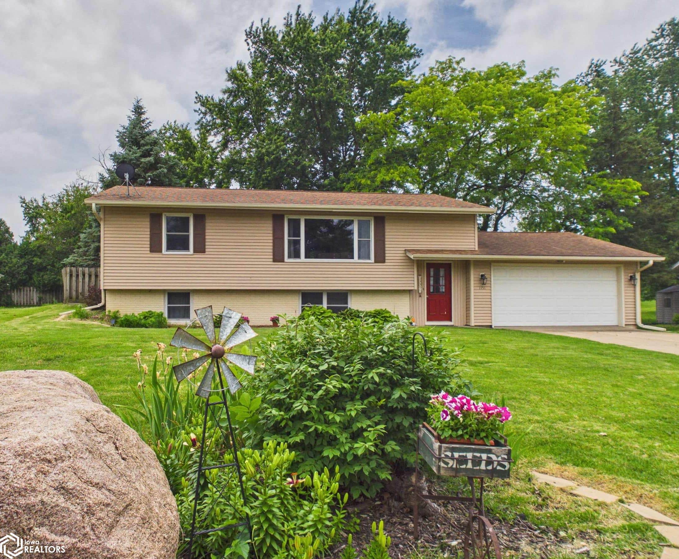 Listing 1151 Clearview Drive Oskaloosa IA 52577