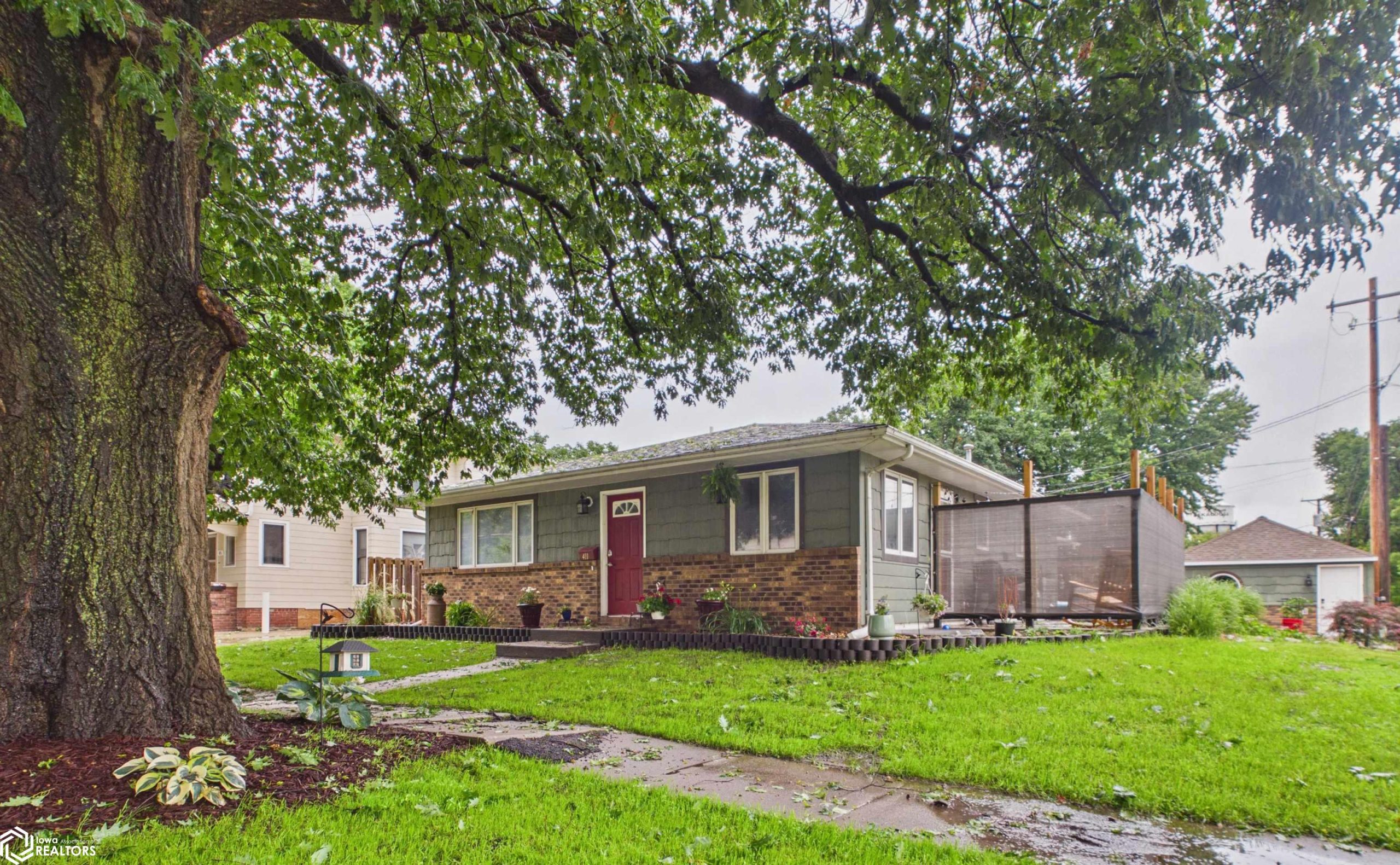 Listing 411 C Avenue W Oskaloosa IA 52577